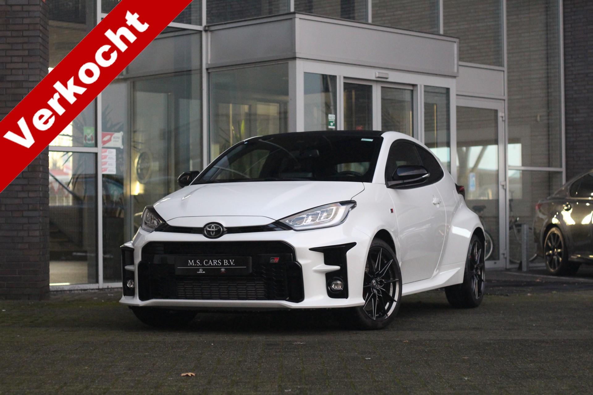 Toyota Yaris 1.6 GR Performance I Carbon Roof I Uniek! 29577990-0.jpg |