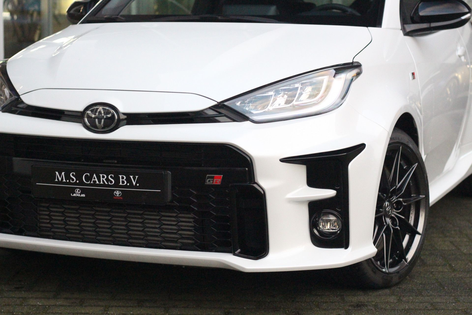 Toyota Yaris 1.6 GR Performance I Carbon Roof I Uniek! 29577990-1.jpg |